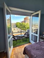 Habitación con balcón y baño privado en Centro de Montevideo - Chambres d’hôtes