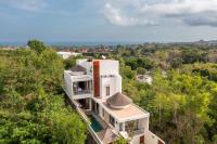 Uluwatu Villa Carina - Local Host, 4 Bedrooms with ensuites, Rooftop Sunset Bar, Pool, Workstation, Quiet and Central - Bed and Breakfast Uluwatu