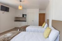 Dreibettzimmer mit Poolblick