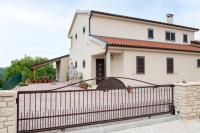 LOVOR - Cozy Apartment with Heating - B&B Tinjan