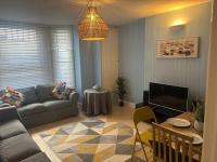 Charming Seafront Retreat - B&B