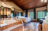 Habitación Superior con cama grande y bañera de hidromasaje