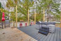 Family-Friendly Riverhouse: Fishing & Hot Tub - Bed and Breakfast Elizabethton