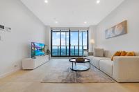 Modern 2BR with City Views & Pool Near Parramatta - B&B