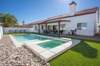Spacious 5 Bedroom House with Heated Pool and Jacuzzi - B&B