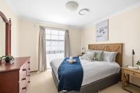 Private Ensuite Queen Room - Centrally Located at Milperra - B&B East Hills