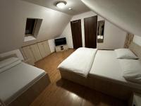 Dreibettzimmer mit eigenem Bad