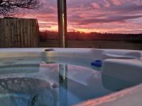 Bowland Breaks- The Shippon Luxury Holiday Let, Luxury Barn Escape with Optional Hot Tub, Log Burner,Comfy Beds, and Views - Chambres d'hôtes Longridge