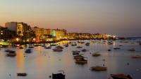 Free WiFi - 2 min walk to sea - Modern 2 BR Corner Ground Floor Apartment with large terrace balcony - Superb Location - Qawra - Chambres d'hôtes San Pawl il-Bahar