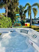 Island Vibes Beach House & 10 min walk to beach - Chambres d'hôtes Fort Pierce