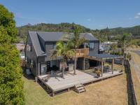 Spacious Family Getaway - Whangamata Holiday Home - B&B Whangamata