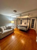 Steps from Downtown & Minutes to the Airport - B&B