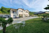 Casa Ma3x Apartments with Shared Pool - Ferienwohnung Koper