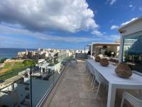 St Julians Luxurious Penthouse with POOL Enjoying Distant SEAVIEWS - B&B San Julian's