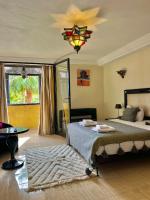 Zimmer mit Kingsize-Bett und Balkon