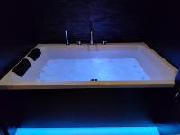 Urban Elite Private 2 person JACUZZI Hanza Tower - B&B