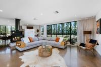 The Wine Manor - Lavish Poolside Living - B&B Mudgee