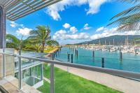 Marina Waterfront Living at Port of Airlie - Chambres d'hôtes Airlie Beach