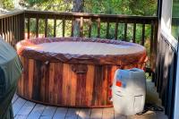 Beautiful Renovated Cozy Forest Home with Hot Tub in Crestline - Chambres d'hôtes Crestline