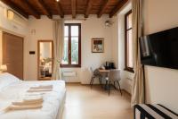 La finestra sul Ponte by Postcardsfrom - B&B Verona