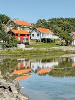 New Timber Holiday Home With Bay Views - B&B