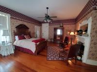 Habitación con cama grande y bañera de hidromasaje