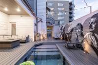 Luxury House - Heated Pool - in The Gulch - Walk Anywhere - Bed and Breakfast