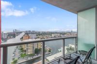 Modern New Studio Balcony & Pool - Bed and Breakfast Hallandale