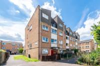 Bright spacious 2 bedroom flat in Zone One - B&B
