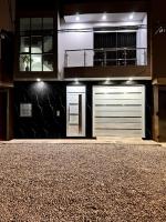 LUJOSO DEPARTAMENTO VIP- COCHERA PORTON ELECTRICO capacidad 06 - Ferienwohnung