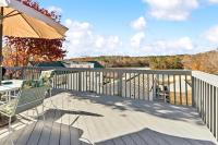 Lakefront Retreat in Badin Shores Resort home - B&B New London