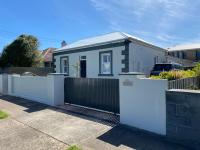 Seaside Escape- 2 bedroom Central Cottage - B&B Warrnambool