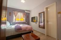 Habitación con cama grande