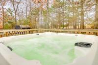 Serene Yellville Retreat w/ Hot Tub on 85 Acres - Chambres d'hôtes Cotter