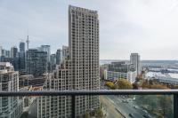 Chic 2BR and Den Condo with Lake and CN Tower Views and Parking - Chambres d'hôtes Toronto