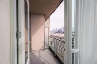 Chic 2BR and Den Condo with Lake and CN Tower Views and Parking - Chambres d'hôtes Toronto