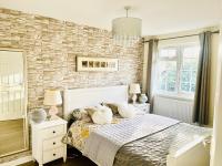 Charming 3 bedroom house with garden - Ferienwohnung Weybridge