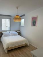 2P Porte de Paris, sortie métro face au bois - B&B Charenton-le-Pont