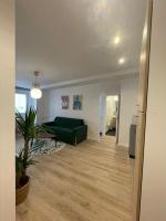 2P Porte de Paris, sortie métro face au bois - B&B