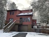 Luxury Pocono Retreat with hot tub, sauna, fire pit, and patio - Chambres d’hôtes East Stroudsburg