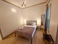 New! Golden Getaway walk to the falls - B&B Niagara Falls