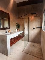 Shongololo Bush Villa, Luxury Safari Villa, Wood-Fired Hottub, Private Pool - B&B Marloth Park