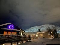 Modern Apartment with Aurora & Midnight Sun Views, Close to Snow Dome, ski slopes Store & Bus Stop, Free Parking - Bed and Breakfast Tromsø