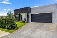 Premium 4-Bed Coastal Escape with BBQ and Pool - B&B