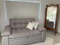 Suite mit Kingsize-Bett und Poolblick