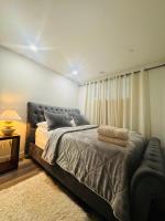 Comfy Neutral Living Free Parking - B&B Calgary