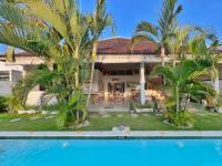Villa Rocher - Modern 3 BR Villa Batu Belig 3 min beach - B&B Seminyak