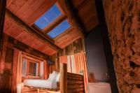 Zimmer mit Queensize-Bett und Whirlpool-Badewanne