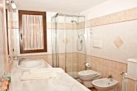 Chambre Lits Jumeaux avec Salle de Bains Commune