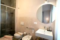 Zimmer mit Queensize-Bett und Balkon